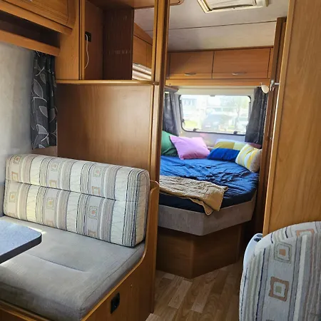 Mlody Wilk Przyczepa Camping *